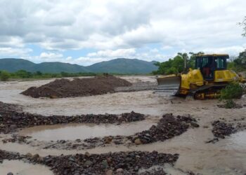 La Caldera: El intendente Sumbay y la provincia evaluaron la situación y ya trabajan 5 maquinas pesadas
