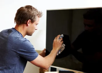 🧼 Pantallas limpias, tecnología segura: cómo cuidar tu televisor y monitor sin dañarlos
