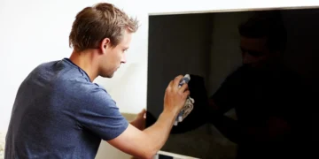 🧼 Pantallas limpias, tecnología segura: cómo cuidar tu televisor y monitor sin dañarlos