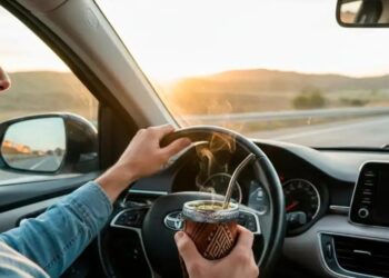 Mate al volante: las provincias donde está prohibido y las multas que pueden superar los $400.000