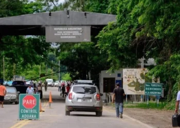 Fiebre de compras en la frontera: colas interminables para cruzar a Bolivia