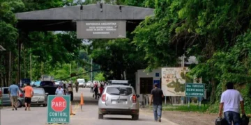 Fiebre de compras en la frontera: colas interminables para cruzar a Bolivia