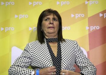 Bullrich acelera la reforma laboral y pide aviones de Aerolíneas para garantizar la votación tras Navidad.