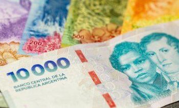 El Gobierno apuesta a remonetizar la economía, pero el camino está lleno de interrogantes y tensiones cambiarias.