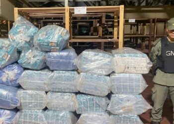 Colonia Santa Rosa: pareja chocó al huir con coca y cigarrillos ilegales