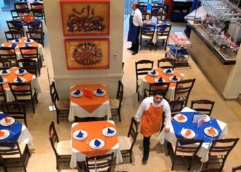 La actividad gastronómica porteña se desploma un 30% interanual, con cambios profundos en el consumo