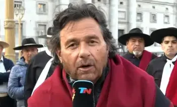 Sáenz protestó frente a la Casa Rosada y se una reunión con Francos y Caputo