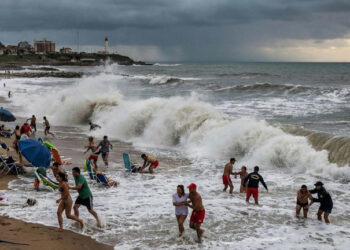 ⚠️ Una ola de cinco metros sorprendió a turistas, dejó un muerto y decenas de heridos