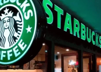 Starbucks atraviesa la peor crisis de su historia: despidos, cierres y pérdida de identidad