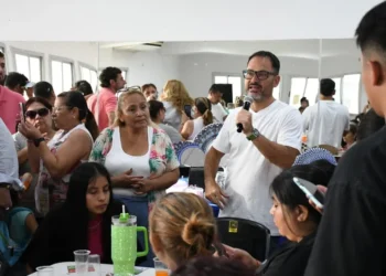 Emiliano Durand anunció la renovación integral de la avenida Discépolo junto a vecinas de la zona sudeste