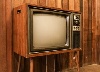 🧠 Reciclar con estilo: los televisores viejos se reinventan como lámparas, minibares y monitores retro