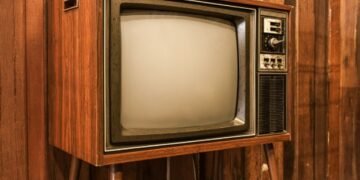🧠 Reciclar con estilo: los televisores viejos se reinventan como lámparas, minibares y monitores retro